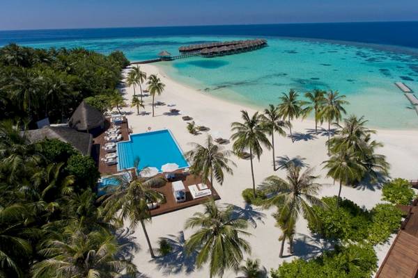 Outrigger Maldives Maafushivaru Resort Strand und Pool aus der Luft