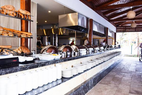 Frühstücksbuffet im Selectum Family Comfort Side Hotel mit vielen Gerichten und Brötchen.