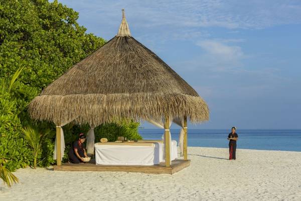 Hutte für Massage am Strand des Outrigger Maldives Maafushivaru Resorts