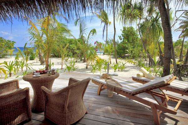 Terrasse des Outrigger Maldives Maafushivaru Resorts mit Blick auf das Meer