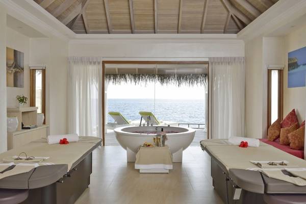 Spa-Bereich im Outrigger Maldives Maafushivaru Resort mit Blick auf das Meer.