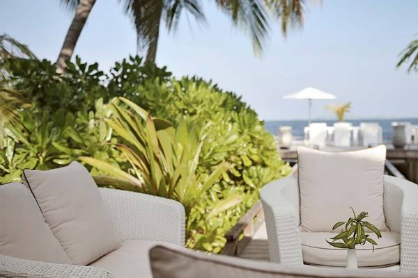 Loungebereich des Outrigger Maldives Maafushivaru Resorts mit Blick auf den Ozean