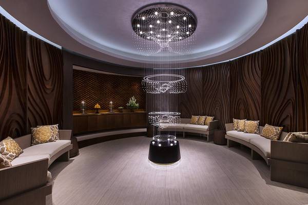 Lounge-Bereich im Laguna a luxury Collection Resort & Spa mit hängender Kristallleuchte.