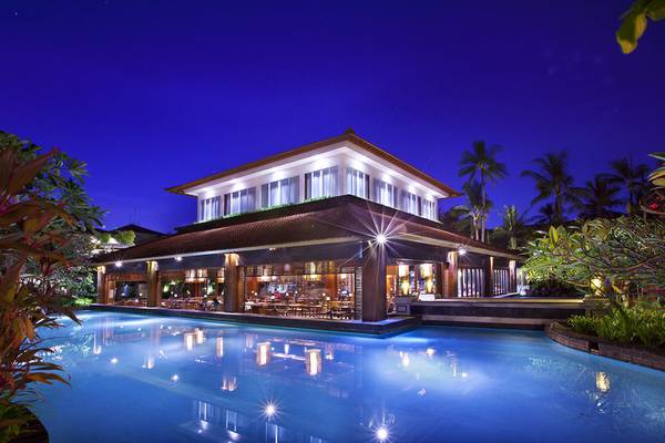 Nachtansicht des Laguna Resorts mit beleuchtetem Gebäude und Pool.