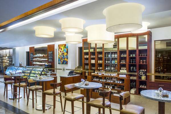Inneneinrichtung des Laguna, einem Luxus-Collection-Resort & Spa mit Tischen, Stühlen und Regalen voller Flaschen.