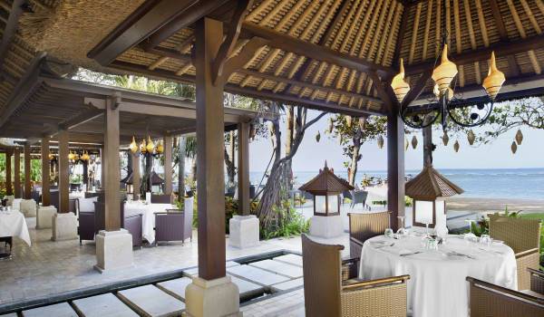 Außenterrasse des Laguna a luxury Collection Resort & Spa mit Blick auf das Meer.