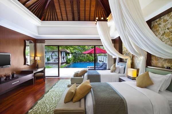 Schlafzimmer im Laguna a luxury Collection Resort & Spa mit zwei Betten und Blick auf den Pool.