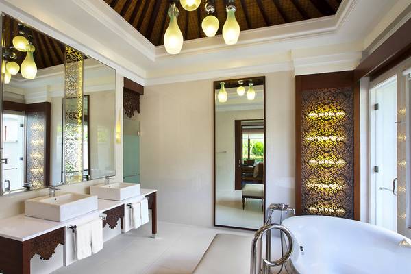 Badezimmer im Laguna a luxury Collection Resort & Spa mit zwei Waschbecken, Spiegeln und Badewanne.
