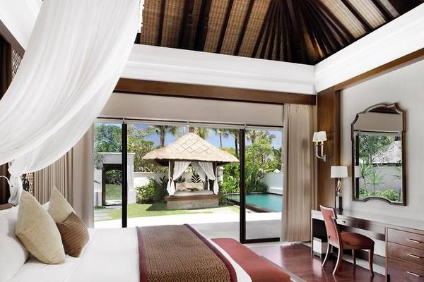 Schlafzimmer im Laguna a luxury Collection Resort & Spa mit Blick auf den Pool
