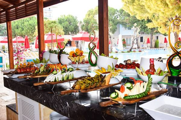 Buffet mit Gemüse im Selectum Family Comfort Side Hotel, draußen mit Blick auf den Pool.
