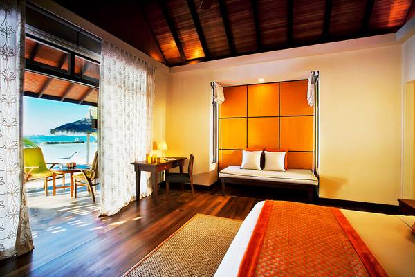 Kurumba Maldives Hotel Zimmer mit Blick auf das Meer und einer Veranda