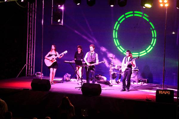 Eine Band spielt auf der Bühne im Selectum Family Comfort Side Hotel.