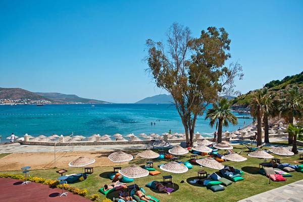 Aussicht auf den Strand und das Meer vom Salmakis Resort & Spa.