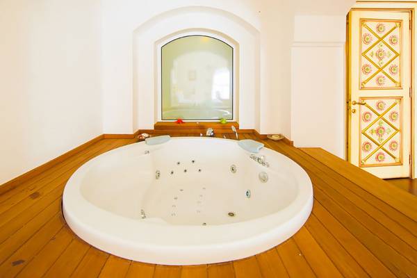 Ein Whirlpool auf einem hölzernen Podest im Salmakis Resort & Spa Hotel.