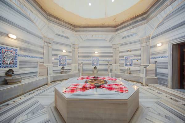 Innenansicht der Sauna im Salmakis Resort & Spa mit Marmorwänden und dekorativen Elementen.