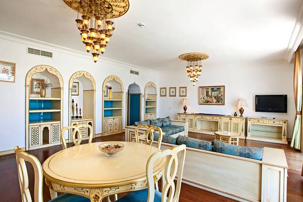 Wohnzimmer im Salmakis Resort & Spa mit Esstisch, Sofas und Dekor.