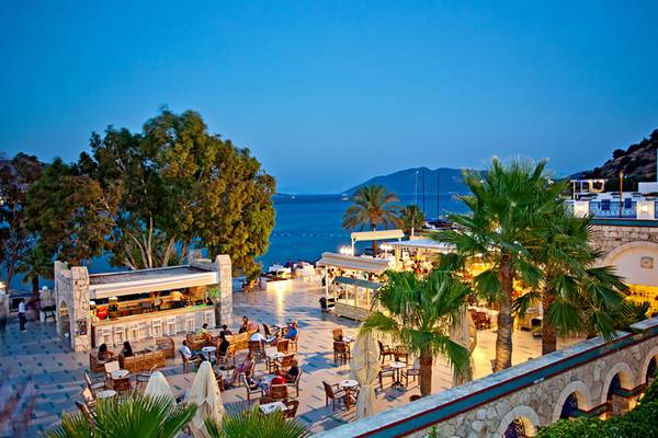 Ausblick auf die Terrasse des Salmakis Resort & Spa mit Blick auf das Meer und Palmen
