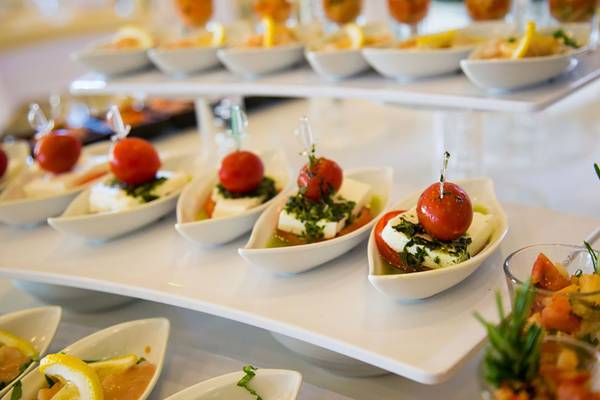 Buffet-Tisch mit verschiedenen Vorspeisen im Salmakis Resort & Spa.