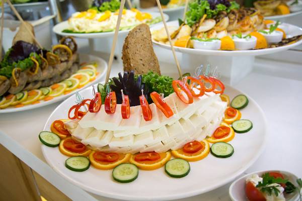Buffet mit verschiedenen Gerichten im Salmakis Resort & Spa Hotel.