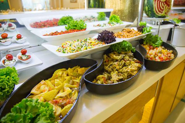 Ein Buffet-Tisch mit verschiedenen Salaten und Gemüsegerichten im Salmakis Resort & Spa.