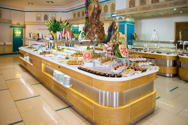 Buffetbereich im Salmakis Resort & Spa mit reichhaltigen Speisen und Dekoration.
