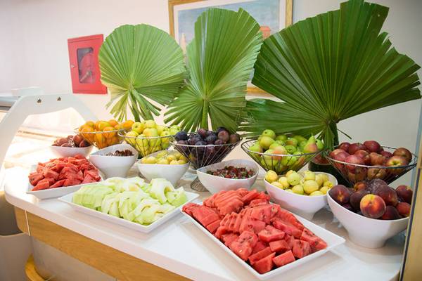 Buffet-Tisch mit verschiedenen Früchten wie Wassermelone, Äpfel, Pflaumen und Birnen.