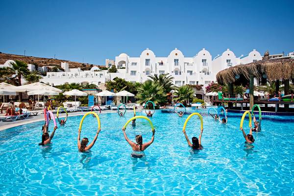 Gäste im Salmakis Resort & Spa beim Aqua-Gym im Pool