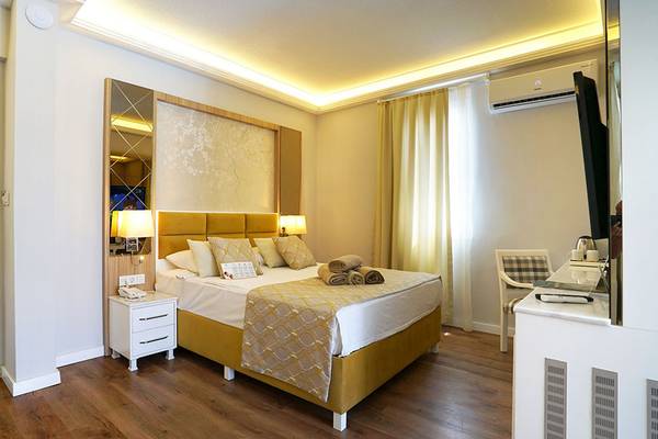 Hotelzimmer im Selectum Family Comfort Side mit Bett, Nachttischen und Klimaanlage.
