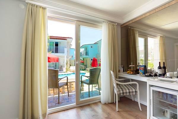 Zimmer mit Aussicht auf Pool, gefüllt mit Möbeln und Dekoration.
