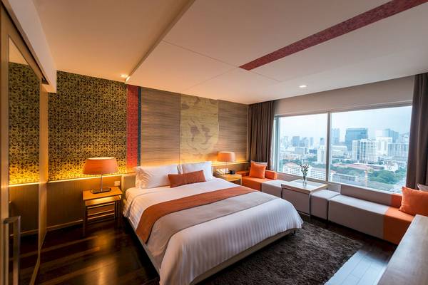 Innenansicht des Zimmers im Pathumwan Princess Hotel mit Blick auf die Stadt