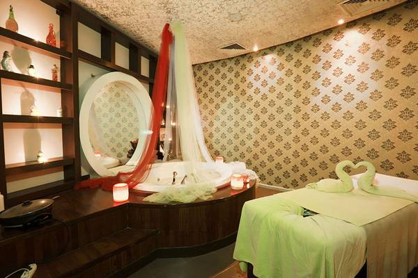 Suite mit Whirlpool und Massagetisch im Selectum Family Comfort Side Hotel