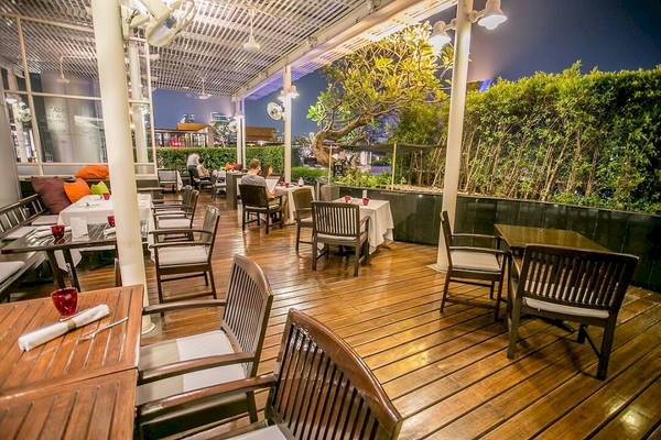 Restaurantterrasse des Pathumwan Princess Hotels mit Tischen und Stühlen