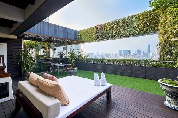 Terrasse des Pathumwan Princess Hotels mit Blick auf die Stadt