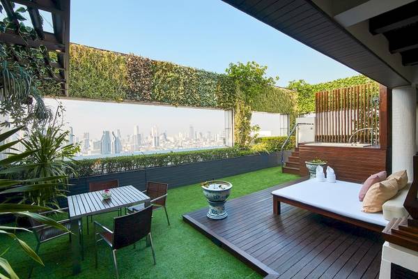 Terrasse im Pathumwan Princess Hotel mit Blick auf die Stadt