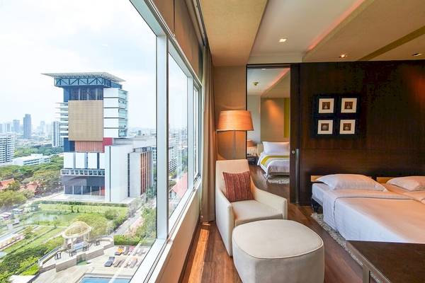 Aussicht von einem Zimmer im Pathumwan Princess Hotel auf die Stadt.