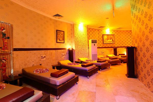 Innenraum des Spas im Selectum Family Comfort Side Hotel mit mehreren Liegen und dekorativen Wänden.