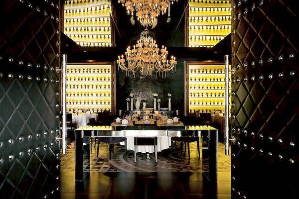 Speisesaal des Sofitel Agadir Thalassa Sea & Spa Hotels mit einem Tisch, gedeckt für ein Essen, und einem großen Kronleuchter.