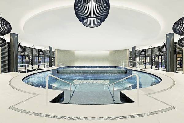 Innenpool des Sofitel Agadir Thalassa Sea & Spa mit moderner Architektur und Wasserfällen.
