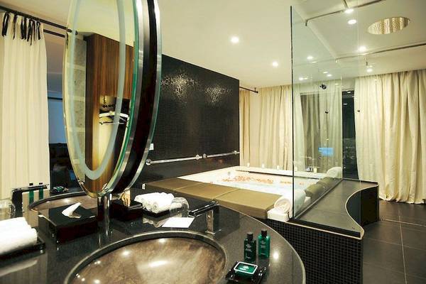 Luxuriöses Badezimmer mit Whirlpool im Sofitel Agadir Thalassa Sea & Spa