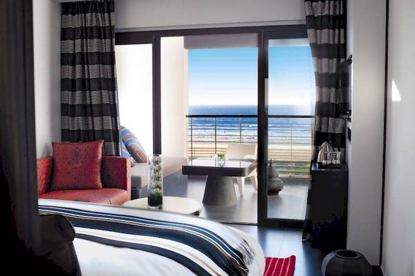 Sofitel Agadir Thalassa Sea & Spa Zimmer mit Meerblick, Bett, Tisch und Balkon.