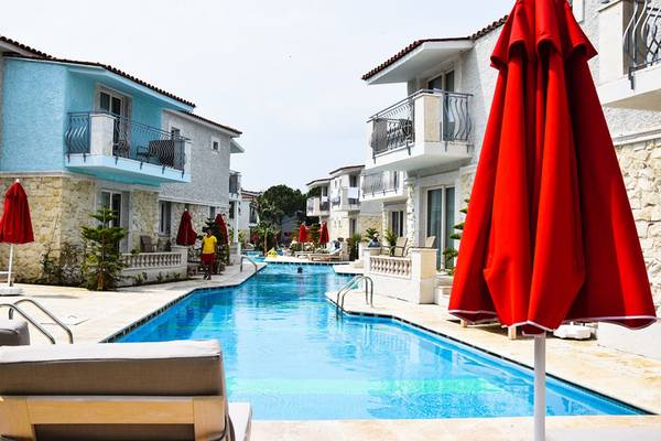 Der Außenpool des Selectum Family Comfort Side Hotels mit Sonnenschirmen und Loungeliegen.