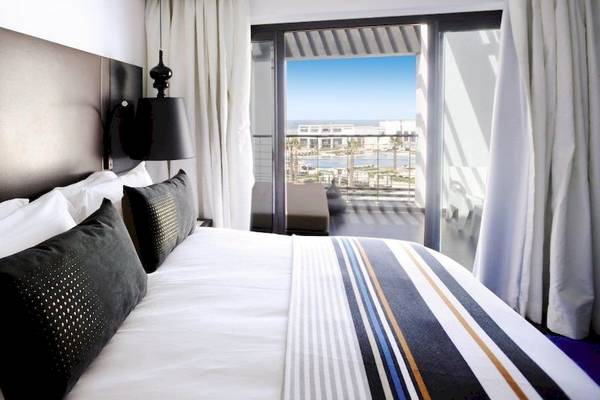 Schlafzimmer im Sofitel Agadir Thalassa Sea & Spa mit Blick auf den Ozean