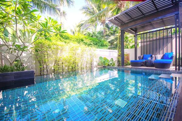 Pool des Ramada Resort by Wyndham Khao Lak mit Sitzecke