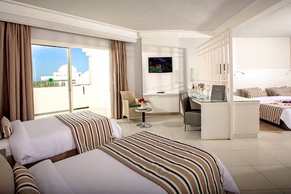 Doppelzimmer im Djerba Plaza Thalasso & Spa Hotel mit Blick auf das Meer und modernen Annehmlichkeiten.