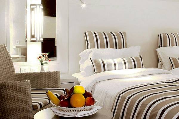 Schlafzimmer im Djerba Plaza Thalasso & Spa Hotel mit zwei Betten, Obstschalen und Deko.
