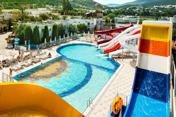 Voyage Torba Hotel Wasserpark mit Rutschen und Schwimmbecken.