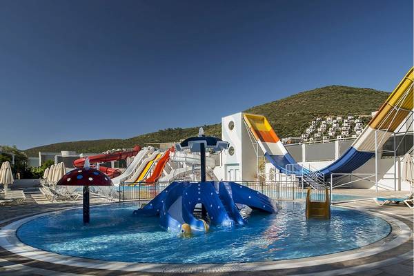 Wasserpark im Voyage Torba Hotel mit bunten Rutschen und Pool.