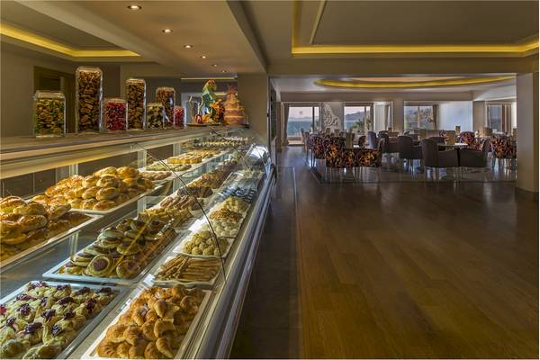 Innenansicht des Restaurants im Voyage Torba Hotel mit einer Auswahl an Gebäck.