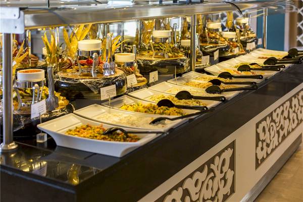 Buffet-Tisch im Voyage Torba Hotel mit verschiedenen Speisen und Salaten.
