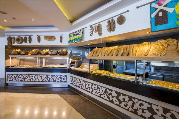 Buffet mit verschiedenen Brotsorten im Voyage Torba Hotel.